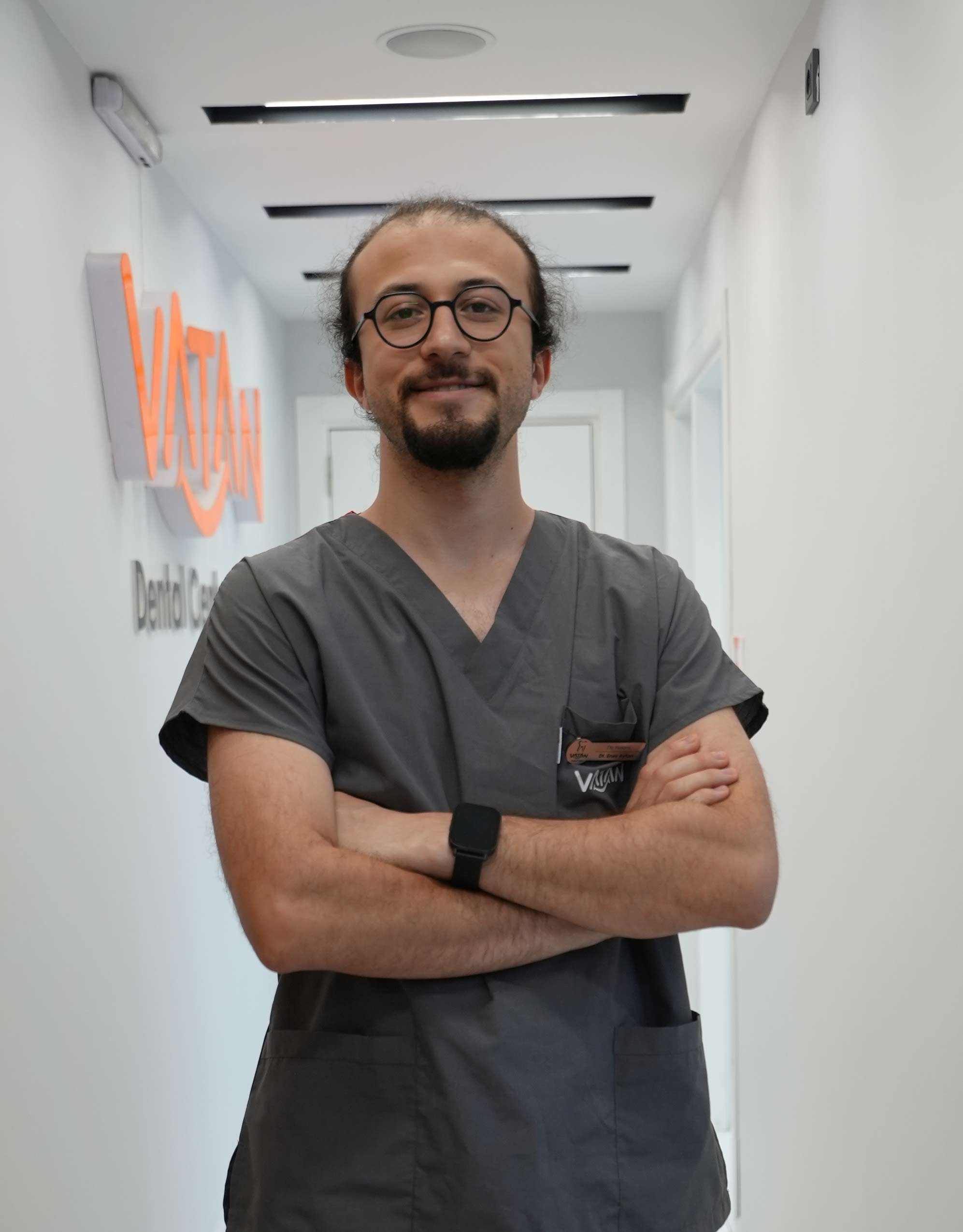 https://vatandentalcenter.com.tr/wp-content/uploads/2025/08/eneshoca.jpg